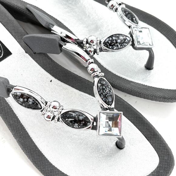 Grandco Jeweled Thong Sandals 6 NWOT Gray Silver Glam Travel Comfort Resort - Picture 5 of 6